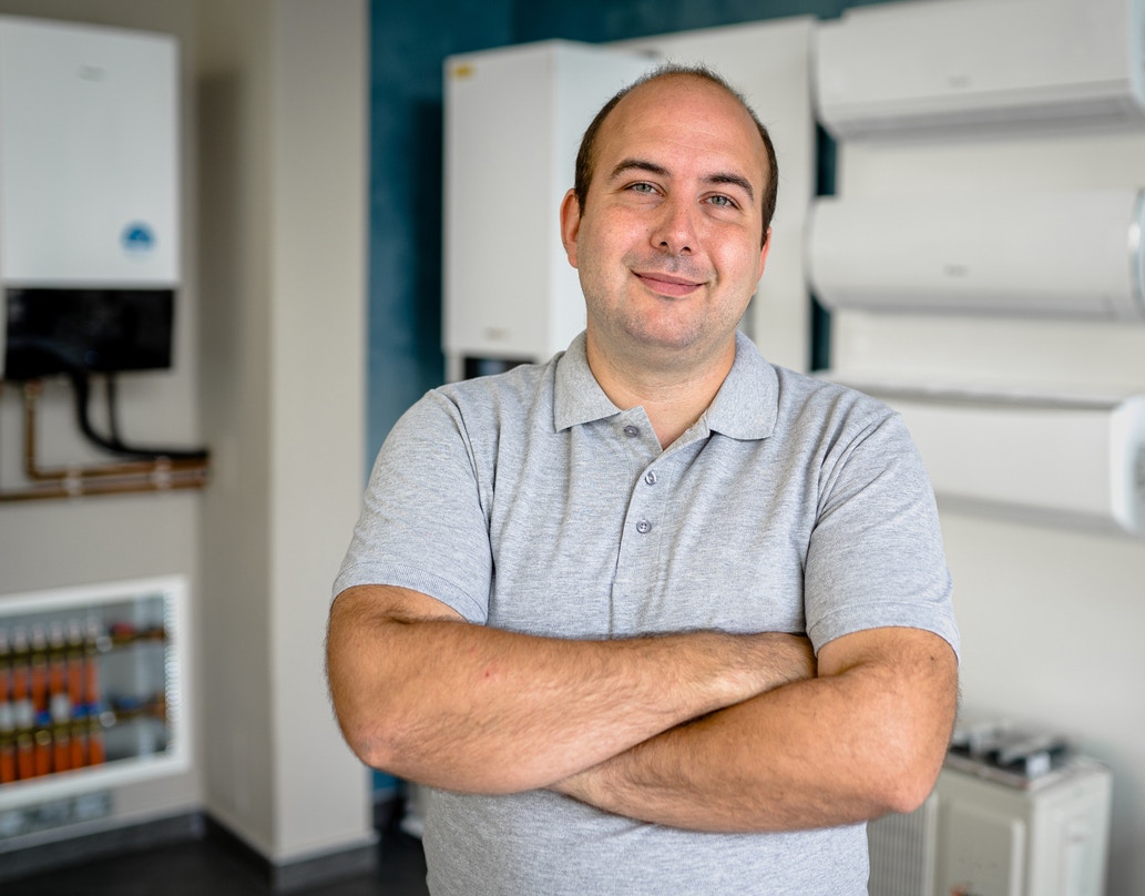 Technicien devant une chaudière